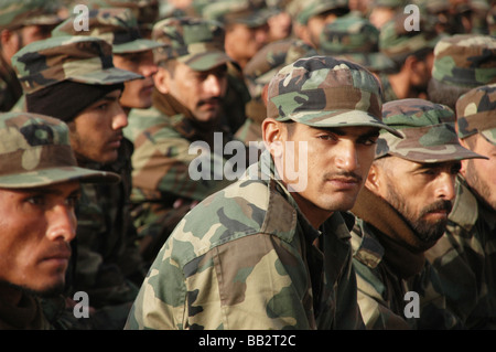 Un groupe de recrues de l'Armée nationale afghane en formation de base au Centre d'instruction militaire de Kaboul, en Afghanistan. Banque D'Images