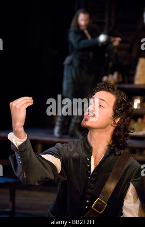 Stephen Hagan [Jeu] avant-plan Christian et Joseph Fiennes comme Cyrano de Bergerac, dans Cyrano de Bergerac, Chichester Theatre Banque D'Images