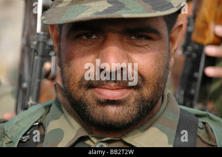 Portrait d'une recrue de l'Armée nationale afghane (ANA) en formation de base au Centre d'instruction militaire de Kaboul, en Afghanistan. Banque D'Images