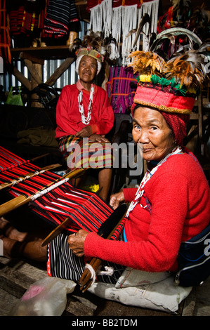 Les femmes d'Ifugao ancien tissage dans une boutique de souvenirs près de Banaue. Banque D'Images