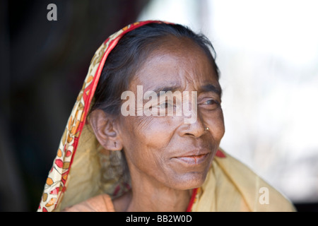 La vie quotidienne au Bangladesh ; Portrait d'une vieille femme portant un voile traditionnel. Banque D'Images