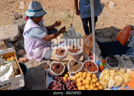 Femme vendant des cigales et des sauterelles criquets séchés au Mexique pour être utilisés comme nourriture Banque D'Images