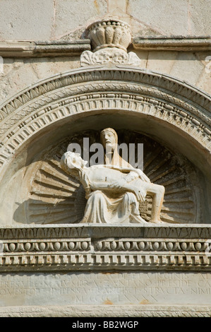 La Croatie, Kvarner, Ile de Rab, RAB VILLE. Pieta de l'église sur la rue Gorna Banque D'Images