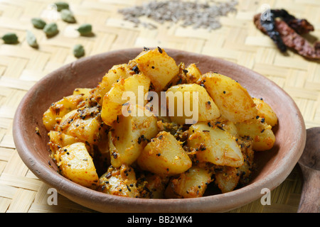 Saag Aloo - un plat à base de pommes de terre et épinards Banque D'Images