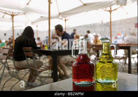 La Croatie, Dalmatie du Sud, Dubrovnik. La vieille ville de Dubrovnik, Cafe détail / Huile et Vinaigre Huiliers Banque D'Images