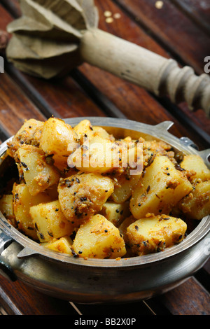 Saag Aloo - un plat à base de pommes de terre et épinards Banque D'Images