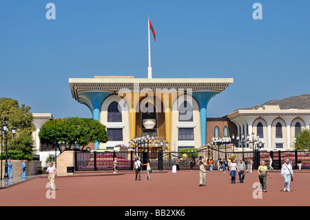 Architecture Muscat Oman et touristes à l'extérieur de l'opulent Al Alam Sultans Palace Banque D'Images