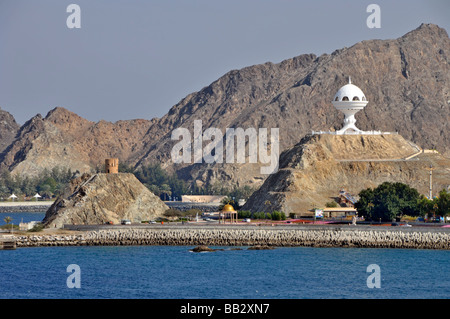 Muscat Oman avec bord côte rocheuse & encens watch tower sur colline, y compris de petits forts perchés Banque D'Images