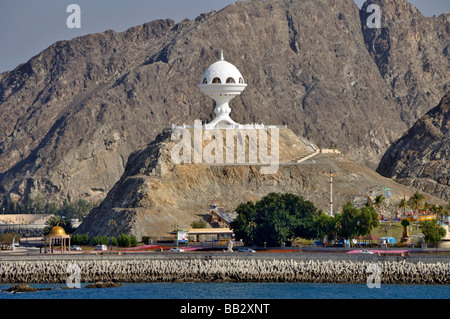 Muscat Oman à bord de la côte rocheuse et brûleur en watch tower sur colline au-dessus de parc local & jeux pour enfants Banque D'Images