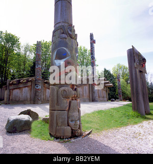 Mâts totémiques haïdas et les maisons de planches au Musée d'Anthropologie, Université de la Colombie-Britannique (UBC), Vancouver, BC, Canada Banque D'Images