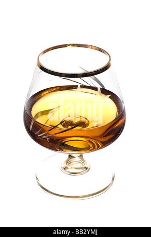 Verre de cognac isolé sur fond blanc. Banque D'Images