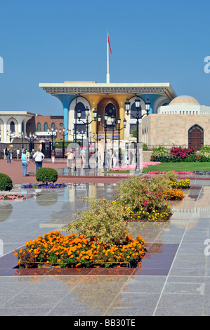 Les touristes à l'extérieur du Muscat Al Alam opulent palais des Sultans Banque D'Images