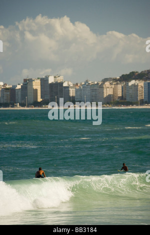 Les surfeurs, la plage de Copacabana salon vu de Morro do Leme. Copacabana, la plage la plus populaire en Amérique du Sud. Banque D'Images