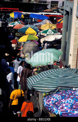 Caraïbes, la Grenade. Les résidents dans une place du marché. Banque D'Images