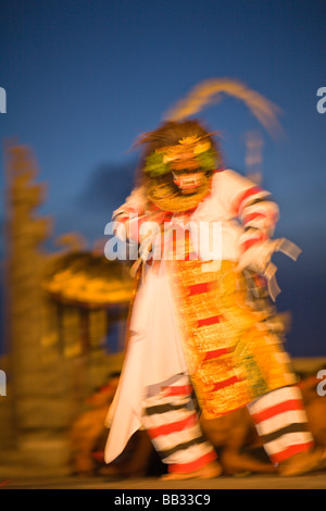 Kecak & Danse du feu au temple d'Uluwatu près de l'extrémité sud de Bali, Indonésie. Intègre le Ramayana & Sanghyang Trance (Danse) (RF) Banque D'Images