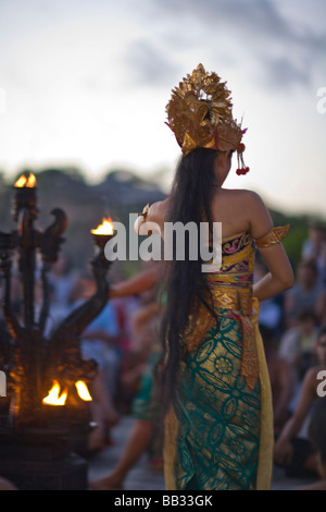 Indonésie Bali Uluwatu Province. Kecak & Danse du feu au temple d'Uluwatu près de l'extrémité sud de Bali. Banque D'Images