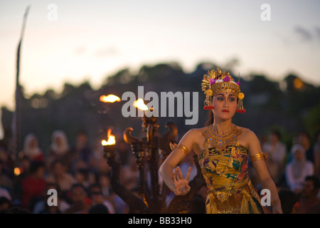 Indonésie Bali Uluwatu Province. Kecak & Danse du feu au temple d'Uluwatu près de l'extrémité sud de Bali. Banque D'Images