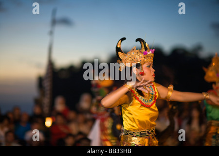 Indonésie Bali Uluwatu Province. Kecak & Danse du feu au temple d'Uluwatu près de l'extrémité sud de Bali. Banque D'Images