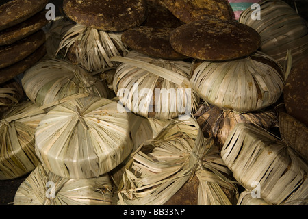 L'Amérique du Sud, l'Équateur, Pujili, sucre candy enveloppés dans des feuilles, à l'extérieur du marché alimentaire hebdomadaire Banque D'Images