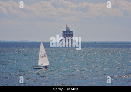 Amérique du Nord, USA, Utah, Groton. Un voilier passe par New London Ledge Light Banque D'Images