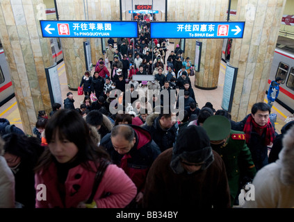 Les banlieusards dans un station de métro à Pékin Banque D'Images