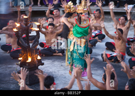 Indonésie Bali Uluwatu Province. Kecak & Danse du feu au temple d'Uluwatu près de l'extrémité sud de Bali. Banque D'Images