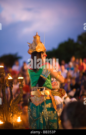 Indonésie Bali Uluwatu Province. Kecak & Danse du feu au temple d'Uluwatu près de l'extrémité sud de Bali. Banque D'Images