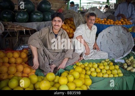 Les hommes de vendre des fruits à l'Itwar Bazar à Islamabad au Pakistan Banque D'Images