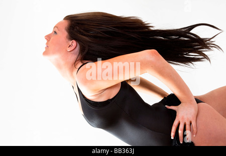 Attractive young woman dancer démontrant une danse posent Banque D'Images