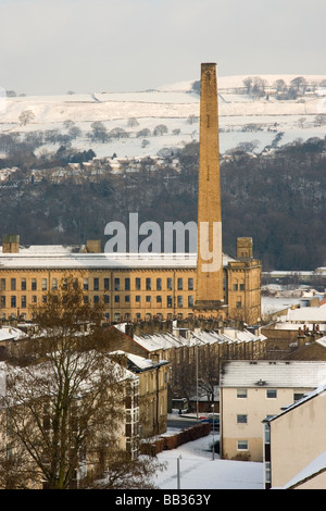 Une scène d'hiver, comme la neige couvre Salts Mill, Shipley et Saltaire dans le West Yorkshire Banque D'Images