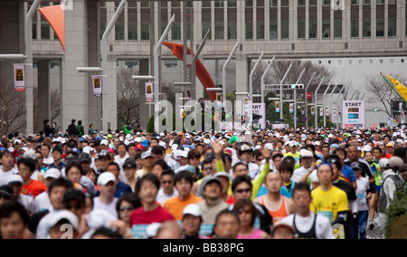 Tiré d'un grand groupe de coureurs asiatiques principalement sur la ligne de départ du Marathon de Tokyo 2009 Banque D'Images