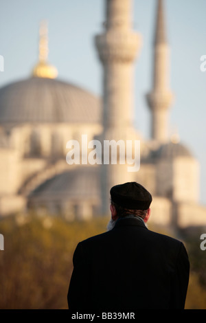 Dans l'homme à la robe traditionnelle turque à la Mosquée Bleue à Sultanahmet Istanbul Banque D'Images