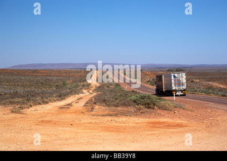 Eyre Highway en Australie du Sud en direction de Perth à l'ouest de l'Australie Banque D'Images