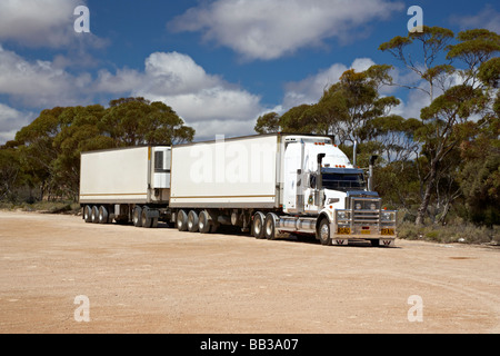 Road Train stationné jusqu'voyageant sur l'autoroute de l'Eyre, en Australie du Sud Banque D'Images