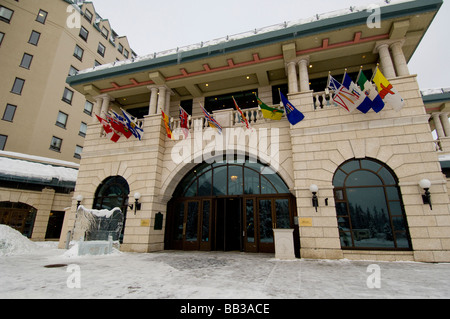 Le Canada, l'Alberta, le lac Louise. Farimont Chateau Lake Louise, l'entrée principale. Banque D'Images