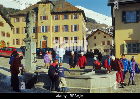 Les enfants à l'ours de Plantas statue et fontaine à Plazzet à Zuoz en vallée de l'Engadine Ober Grisons canton suisse Banque D'Images