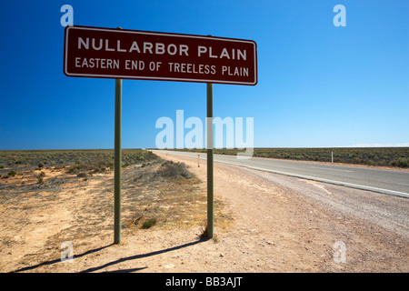 Signe de route au début de la plaine du Nullarbor en Australie du Sud Banque D'Images