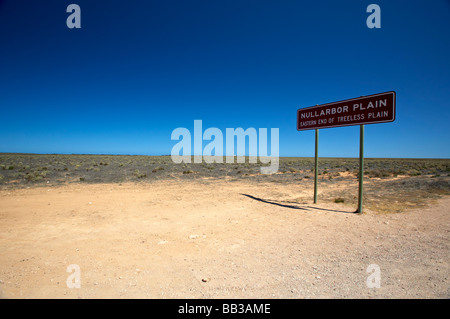 Signe de route au début de la plaine du Nullarbor en Australie du Sud Banque D'Images