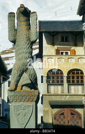 L'ours de Plantas statue fontaine à Plazzet à Zuoz en vallée de l'Engadine Ober Grisons canton suisse Banque D'Images