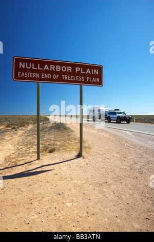 Signe de route au début de la plaine du Nullarbor en Australie du Sud Banque D'Images