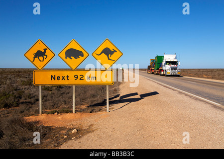 Australian road emblématique signe sur l'Eyre Highway près de la Nullabor Road House l'Australie du Sud Banque D'Images