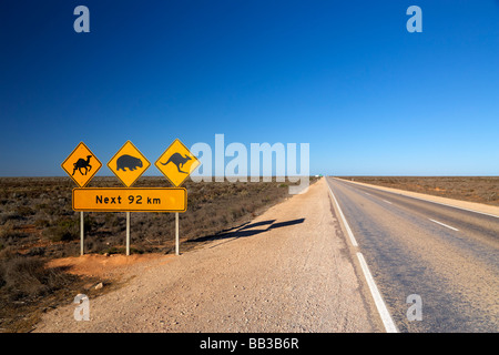 Australian road emblématique signe sur l'Eyre Highway près de la Nullabor Road House l'Australie du Sud Banque D'Images