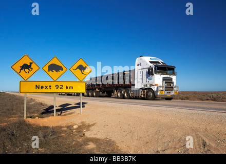 Australian road emblématique signe sur l'Eyre Highway près de la Nullabor Road House l'Australie du Sud Banque D'Images