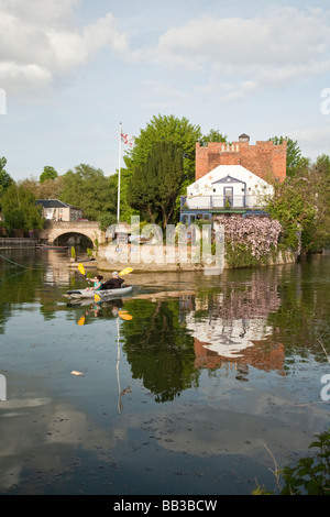 Canoës sur la Tamise, en face de la tête de la rivière Pub dans Oxford UK Banque D'Images