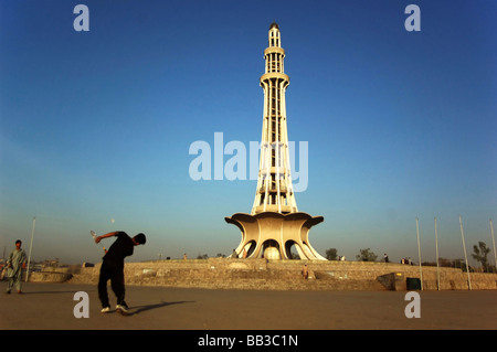 Le Pakistan, Lahore. Deux hommes jouer au badminton dans la cour en face de l'Minar-e-Pakistan Banque D'Images