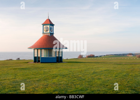 Météo Pluie / abris et réveil vers le bas peu après le lever du soleil sur la côte d'Essex à Frinton and-sur-mer Banque D'Images