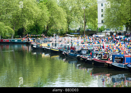 Narrowboats décorée pour Canalway Cavalcade sur Regents Canal 'la petite Venise' London United Kingdom Banque D'Images