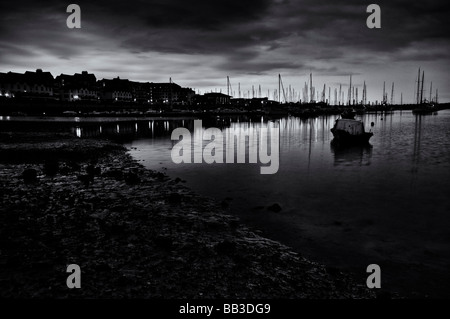 Voiles et bateaux endormis dans les Marines de Cogolin, dans le comté de Dublin, Irlande. Banque D'Images