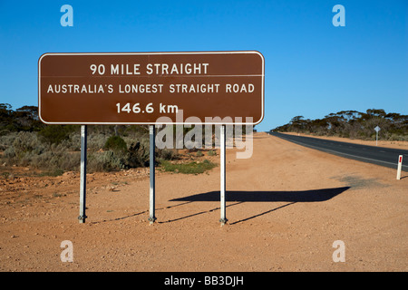 La plus longue route droite en Australie 90 milles de long Banque D'Images