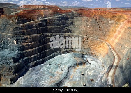 Des camions transportant de l'or rock hors de la 'Super' à ciel ouvert d'un mine d'or Goldfields Kalgoorlie-Boulder Australie occidentale. Banque D'Images